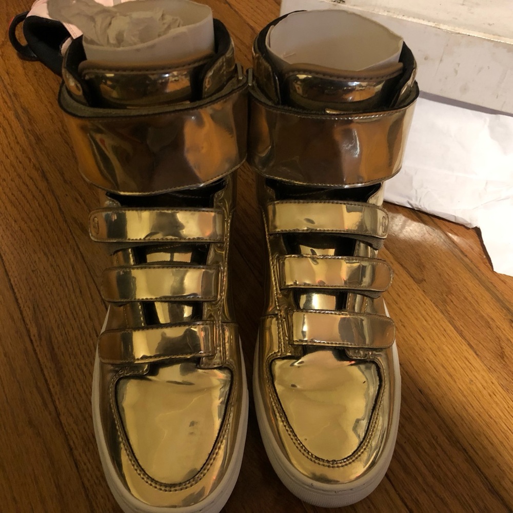 Selling these shoes only wore once to small for me and need gone asap